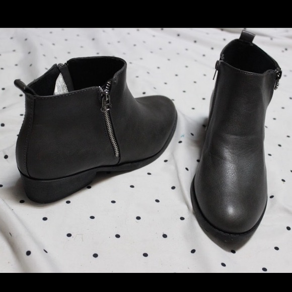 GRAY FAUX LEATHER ANKLE BOOTIES - Picture 4 of 5
